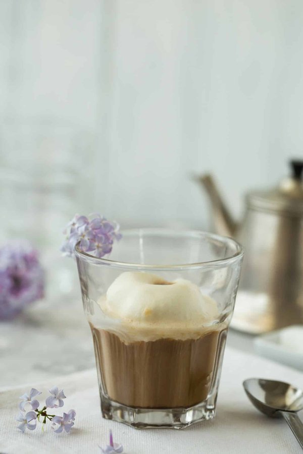 Quelles sont les meilleures pratiques pour servir des thés glacés maison dans un salon de thé estival?